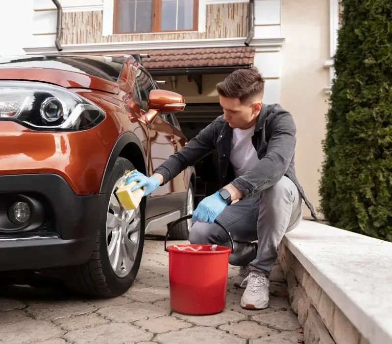 Lavage auto à domicile Clères : professionnel intervenant sur un véhicule